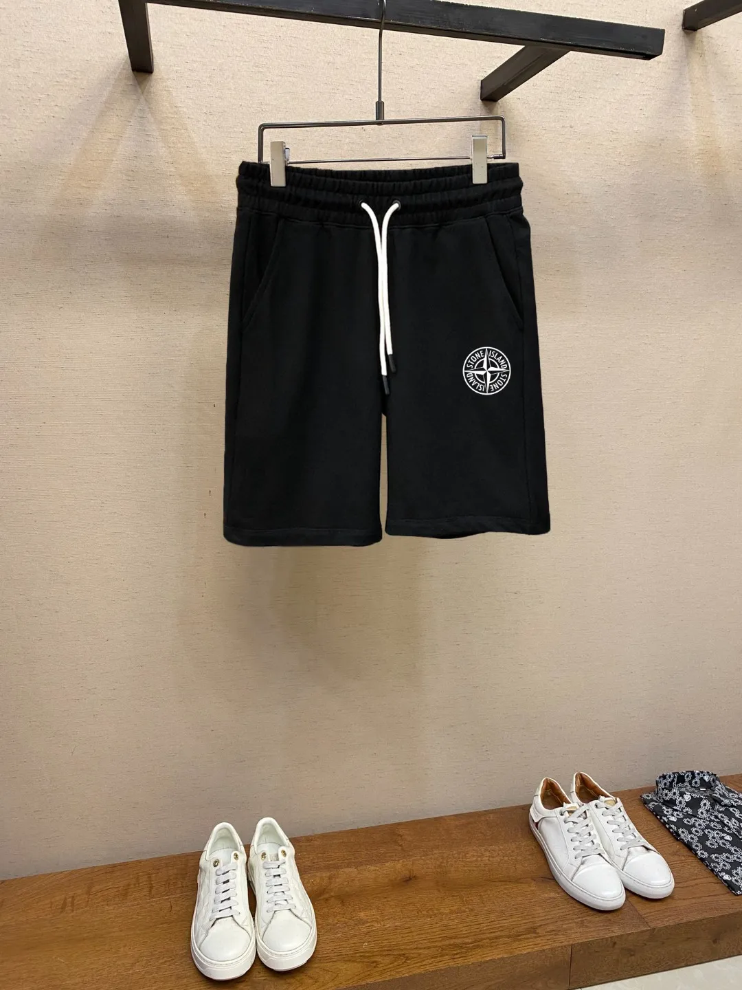 P230 🌟🌟 Stone Island Casual Shorts # Pure cotton fish scale bottom fabric The fabric is made of 10S single yarn + 16S double yarn; the top layer uses 10S single yarn to ensure the surface texture, and the bottom layer uses 16S double yarn to increase strength. The surface single yarn is thicker, providing better strength and wear resistance, and is suitable as a support structure for the surface layer. Two-ply threads are stronger, resist pilling, and are often used in base layers to enhance fabric durability. # Mid-waist vertical sports pants style. Loose trousers are not limited to body and leg shapes, and are tolerant and have a strong vertical effect; they are attached to mid-waist straight shorts. Connect the middle pleats and side pockets of the trousers to increase the slack in the trouser legs and facilitate storage of items. The back waist dart directly connects to the single pocket teeth. The corners of the trousers are hand-finished and the elasticity is adjusted by a drawstring. Size: S-XL